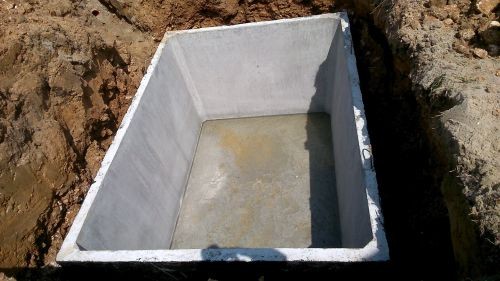 szambo betonowe w wykopie